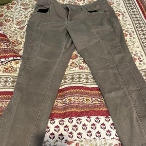 Natural reflections. Size 18. Grey color.